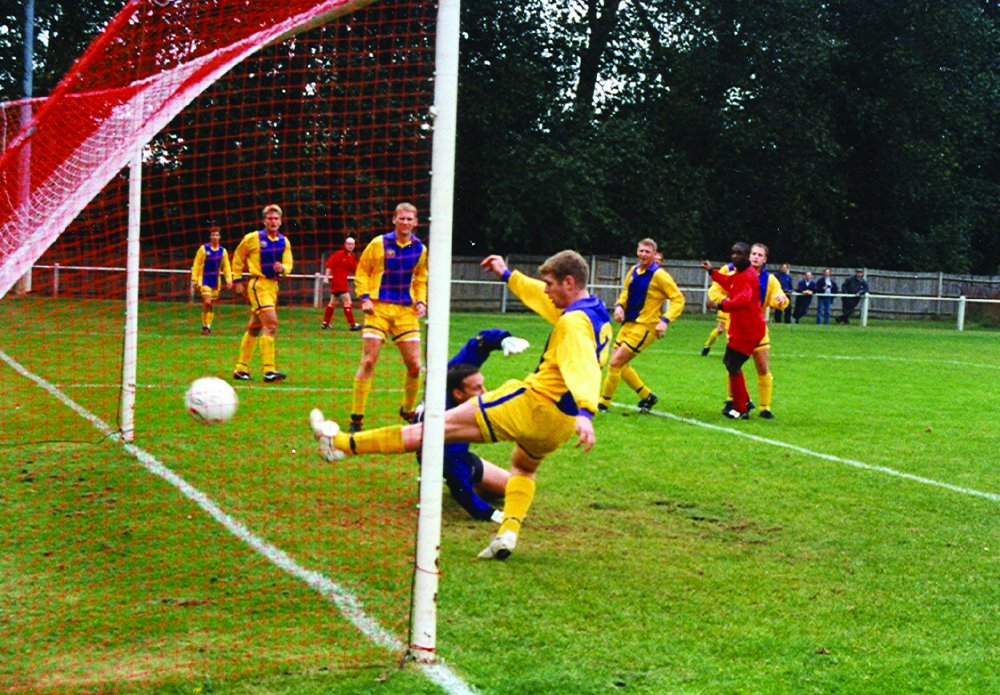 NorthwoodFC's tweet photo. YESTERDAY, TODAY!!!

Saturday 21st September 1996
ICIS Isthmian League Division Three

NORTHWOOD 4  (Dave Walters, Chris Gell, Elroy Richardson 2)
HORNCHURCH @HornchurchFC 0

Pix: @pauleva71261235 https://t.co/gkF4JeLp1T