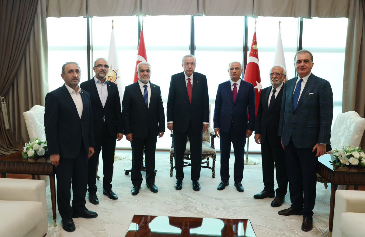 iletisim's tweet photo. Cumhurbaşkanımız Sayın Recep Tayyip Erdoğan, Hür Dava Partisi (HÜDA PAR) Genel Başkanı Zekeriya Yapıcıoğlu'nu AK Parti Genel Merkezi'nde kabul etti. https://t.co/MQ4s22nP9M