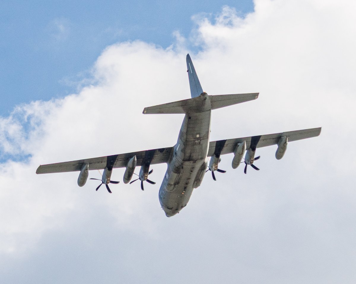 AnnySpoolder's tweet photo. Militaire oefening vanmiddag boven #Twente #Almelo #FalconLeap #vliegtuigspotten #defensie https://t.co/Yqbo29WWrA
