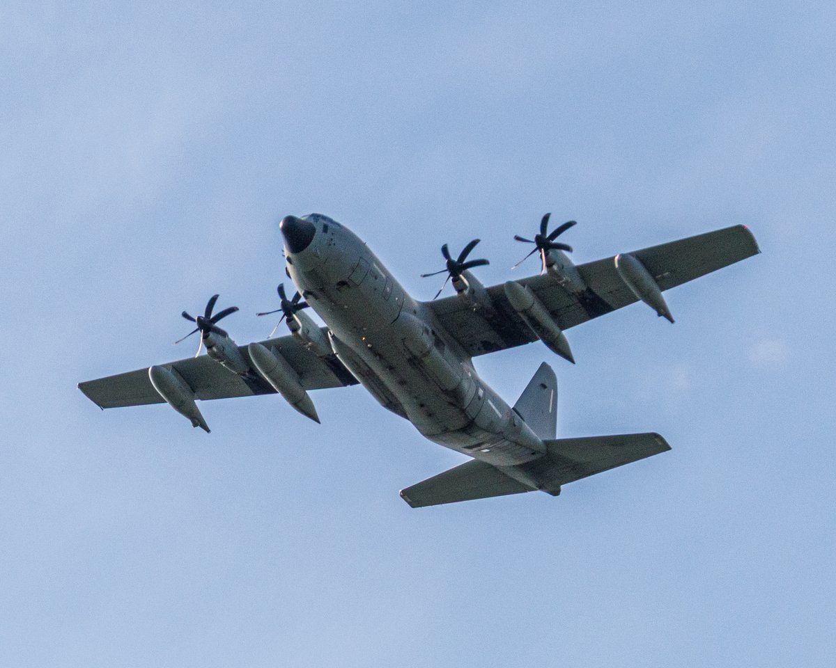 AnnySpoolder's tweet photo. Militaire oefening vanmiddag boven #Twente #Almelo #FalconLeap #vliegtuigspotten #defensie https://t.co/Yqbo29WWrA