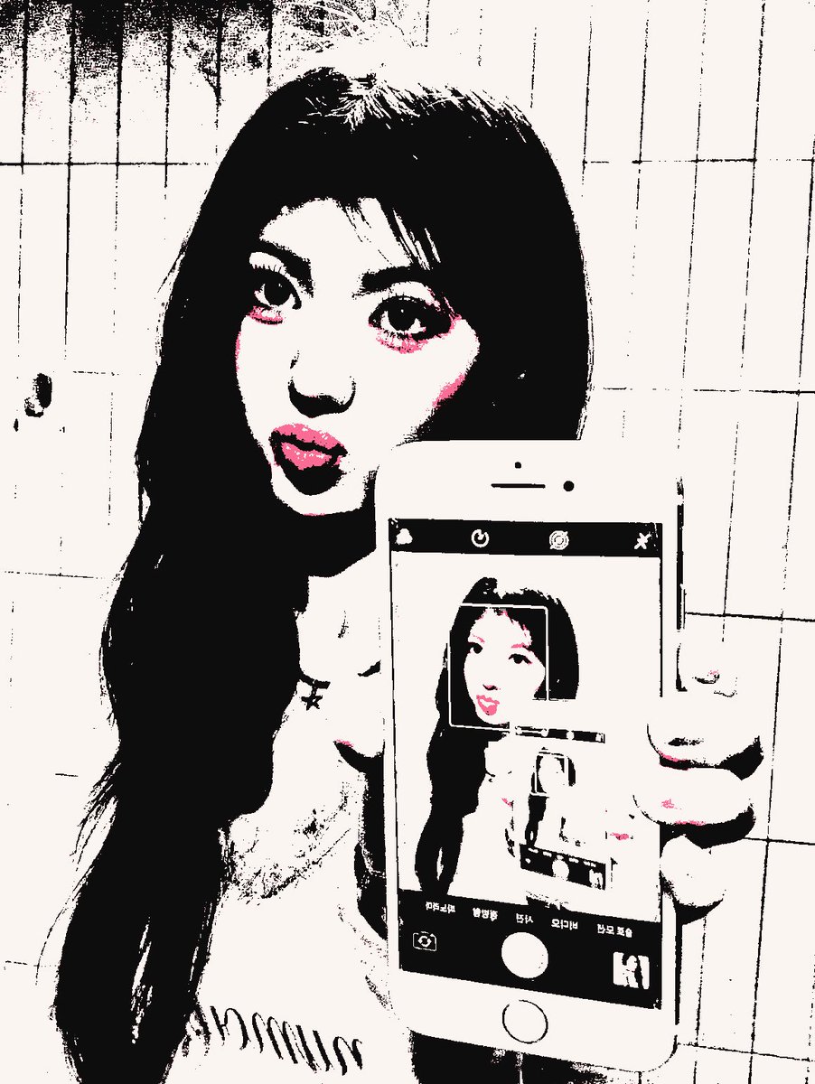 stand0ll's tweet photo. @mojoxsellum mirror mirror on the wall, who's the prettiest of them all❓ https://t.co/61xWSkAxSB