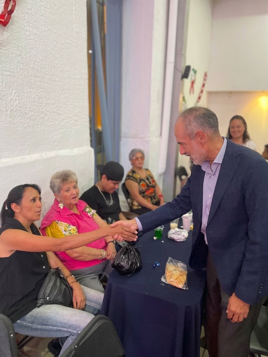 MarcelodlSA's tweet photo. ¡Qué buena noche para celebrar a México!🇲🇽
Entre mariachi, antojitos mexicanos y buenos momentos con amigos nos adelantamos al Grito.
¡Viva México y viva San Luis! 🎉🇲🇽 https://t.co/SzYv90bkRN