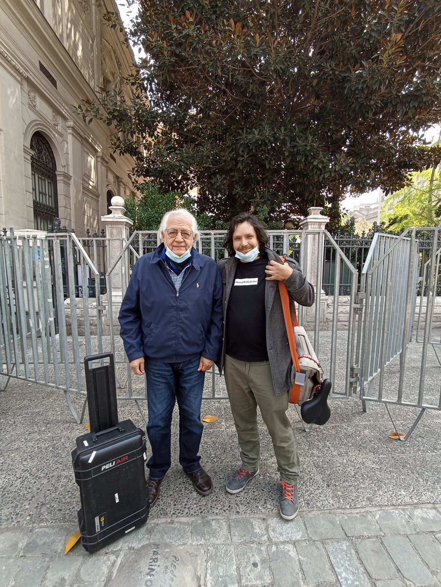CristobalRozas's tweet photo. Don Patricio Guzmán, a la salida del ex Congreso Nacional un 21 de octubre de 2021. 
El documentalista, poeta y narrador de los imaginarios más emocionantes de este país, con toda una vida al servicio de la memoria.💔 https://t.co/OVmj40xplz