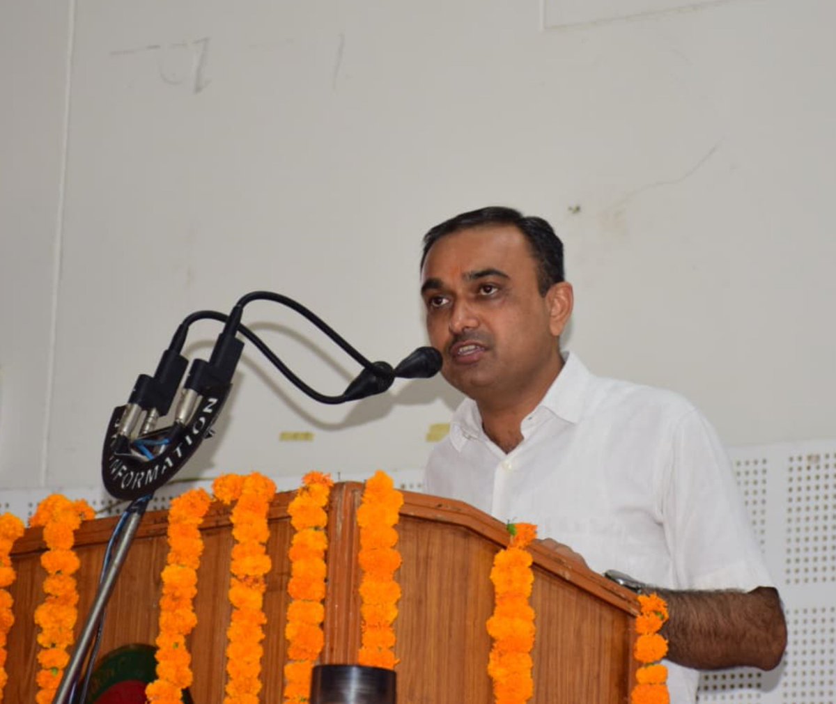 Divcomjammu's tweet photo. Divisional Commissioner Jammu @Rameshkumarias today graced the celebrations of 59th Engineers’ Day organised by Institution of Engineers (India), Jammu Local Centre at its Institutional Complex. He paid rich tributes to Bharat Ratna Sir M. Visvesvaraya and honoured his legacy. https://t.co/cwcQ9Arr29