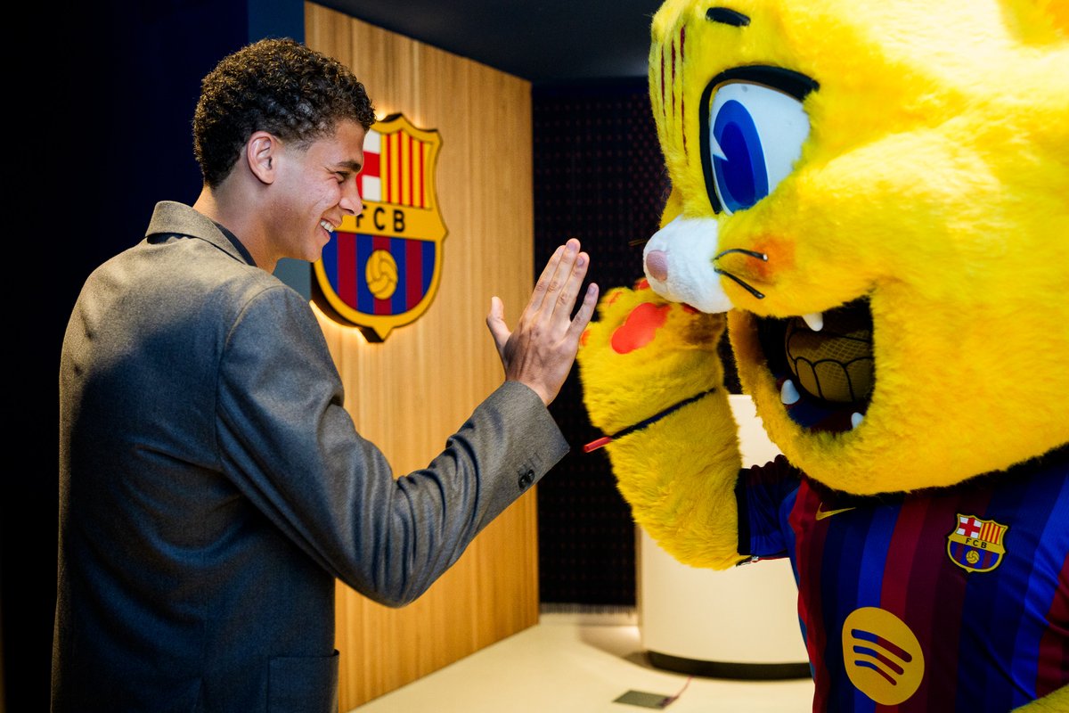 FCBarcelona_es's tweet photo. Cat &amp; Hamza 😻 https://t.co/32VqpizqBb