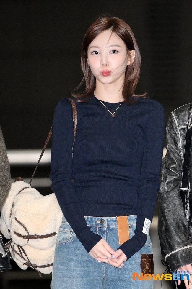 naye0nswife's tweet photo. my cutie nayeon the cuteness aggression this day https://t.co/0NsjNjKxn8