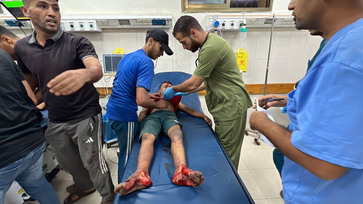 AnasAlSharif0's tweet photo. عاجل 
شهيدان وعدد كبير من الاصابات جراء استهداف خيام النازحين في مخيم الصمود غرب خانيونس جنوب القطاع . https://t.co/aLckXX4Czs