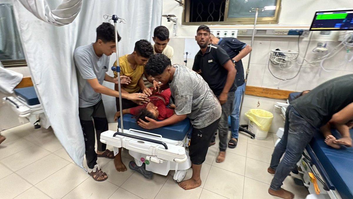 AnasAlSharif0's tweet photo. عاجل 
شهيدان وعدد كبير من الاصابات جراء استهداف خيام النازحين في مخيم الصمود غرب خانيونس جنوب القطاع . https://t.co/aLckXX4Czs