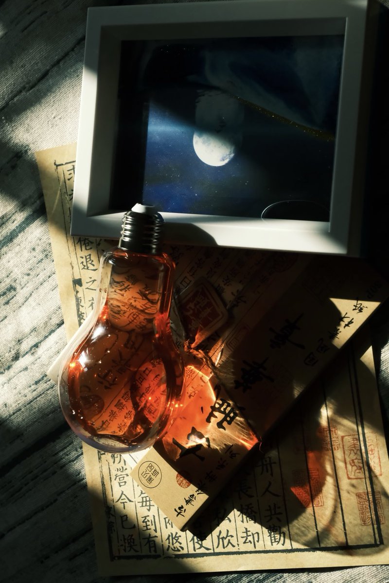 DarrenChen528's tweet photo. Framed moon.
Trapped sun.
Words that outlived the people who wrote them.
The light did not ask permission.
#StillLifePhotography #LightAndShadow #QuietBeauty https://t.co/amtekPV5l6