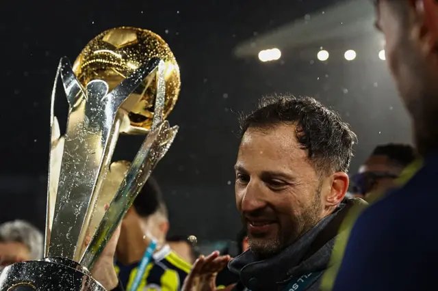 fenerlimete09's tweet photo. 3 günlük Musaba,
6 saatlik Guendouzi ile Süper kupa almıştı,

Lig bitiyor biz Lukaku form tutacak diye bekliyoruz. https://t.co/4eAQmHxJ72