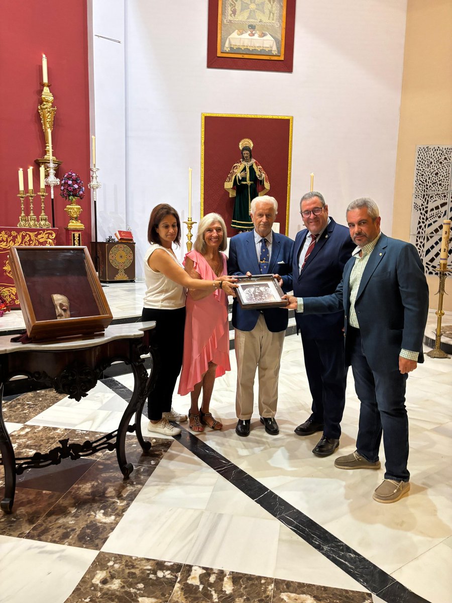 DoloresPtoTorre's tweet photo. OFICIAL - Tras la misa en honor a nuestra Sagrada Titular, la Cofradía ha recibido por parte de la familia Torres González-Oliveros, un fragmento perteneciente a la primitiva imagen de Nuestra Señora de los Dolores, desaparecida en los sucesos de mayo de 1931. 

La trayectoria de la antigua Dolorosa se remonta al siglo XVIII. La imagen recibió culto en el eremitorio de San Pablo, conocido como Las Ermitas, situado en la zona del monte de la Tortuga, donde ocupaba el camarín del altar mayor. Las notas manuscritas del erudito malagueño Narciso Díaz de Escovar atribuían su hechura al escultor y ermitaño Lorenzo Marceli.

En 1887 llegó al Puerto de la Torre procedente de la ermita de Zamarrilla y comenzó a recibir culto en la capilla habilitada junto al salón-escuela. Allí permaneció durante décadas, mientras avanzaba la construcción de la Iglesia de Nuestra Señora de los Dolores. El 12 de mayo de 1931, la capilla provisional fue destruida y la Virgen desapareció.

La única foto que posee el archivo de la hermandad, data del septenario realizado en 1926, que permite conocer el aspecto de aquella Dolorosa pocos años antes de su desaparición.

El fragmento quedará integrado en las vitrinas de la Casa Hermandad, desde donde podrá mostrarse cuando resulte oportuno. Su incorporación permite conservar para el Puerto de la Torre un testimonio material de aquella antigua Dolorosa y ponerlo a disposición de la barriada como parte de su patrimonio histórico y devocional.

Puedes encontrar toda la información en nuestra página web tanto en el apartado histórico como en la nueva entrada creada con este hito histórico para nuestro barrio.

#CofradiasMLG
#ElAñodelSeñor