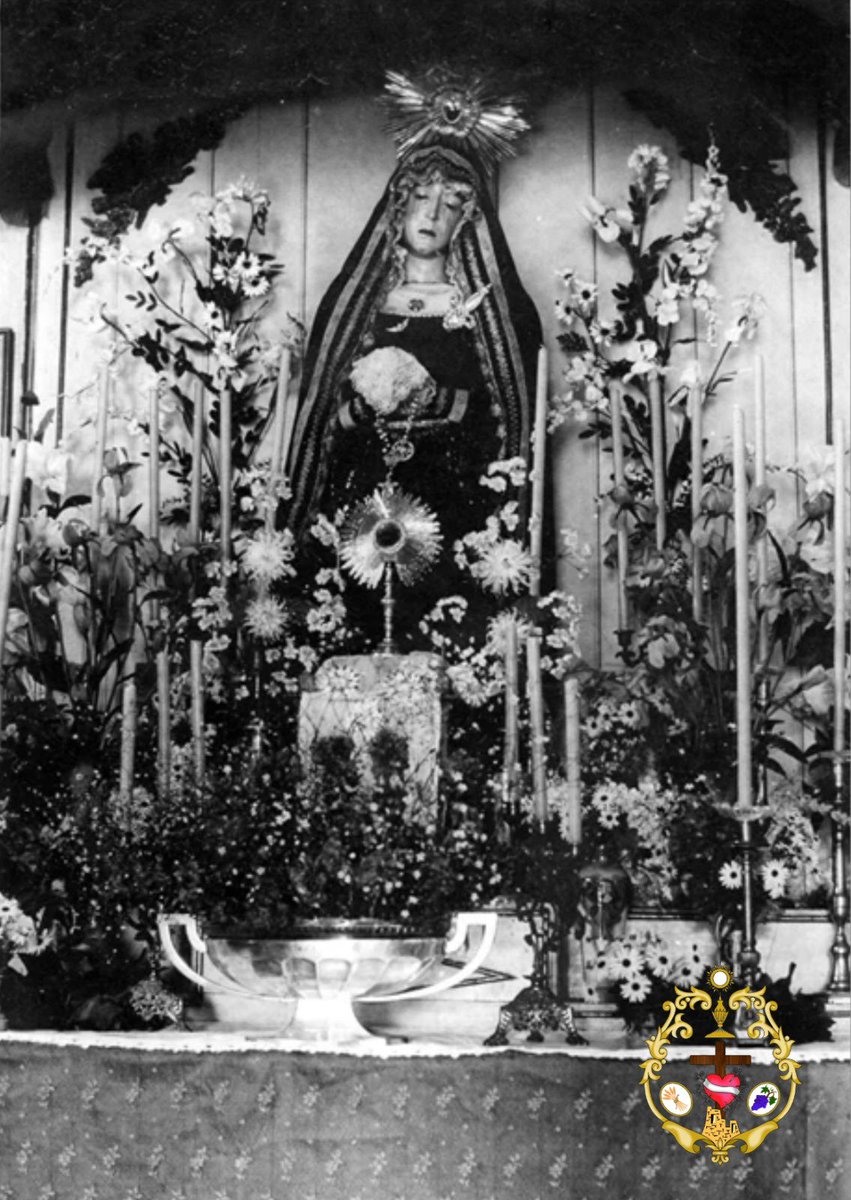 DoloresPtoTorre's tweet photo. OFICIAL - Tras la misa en honor a nuestra Sagrada Titular, la Cofradía ha recibido por parte de la familia Torres González-Oliveros, un fragmento perteneciente a la primitiva imagen de Nuestra Señora de los Dolores, desaparecida en los sucesos de mayo de 1931. 

La trayectoria de la antigua Dolorosa se remonta al siglo XVIII. La imagen recibió culto en el eremitorio de San Pablo, conocido como Las Ermitas, situado en la zona del monte de la Tortuga, donde ocupaba el camarín del altar mayor. Las notas manuscritas del erudito malagueño Narciso Díaz de Escovar atribuían su hechura al escultor y ermitaño Lorenzo Marceli.

En 1887 llegó al Puerto de la Torre procedente de la ermita de Zamarrilla y comenzó a recibir culto en la capilla habilitada junto al salón-escuela. Allí permaneció durante décadas, mientras avanzaba la construcción de la Iglesia de Nuestra Señora de los Dolores. El 12 de mayo de 1931, la capilla provisional fue destruida y la Virgen desapareció.

La única foto que posee el archivo de la hermandad, data del septenario realizado en 1926, que permite conocer el aspecto de aquella Dolorosa pocos años antes de su desaparición.

El fragmento quedará integrado en las vitrinas de la Casa Hermandad, desde donde podrá mostrarse cuando resulte oportuno. Su incorporación permite conservar para el Puerto de la Torre un testimonio material de aquella antigua Dolorosa y ponerlo a disposición de la barriada como parte de su patrimonio histórico y devocional.

Puedes encontrar toda la información en nuestra página web tanto en el apartado histórico como en la nueva entrada creada con este hito histórico para nuestro barrio.

#CofradiasMLG
#ElAñodelSeñor
