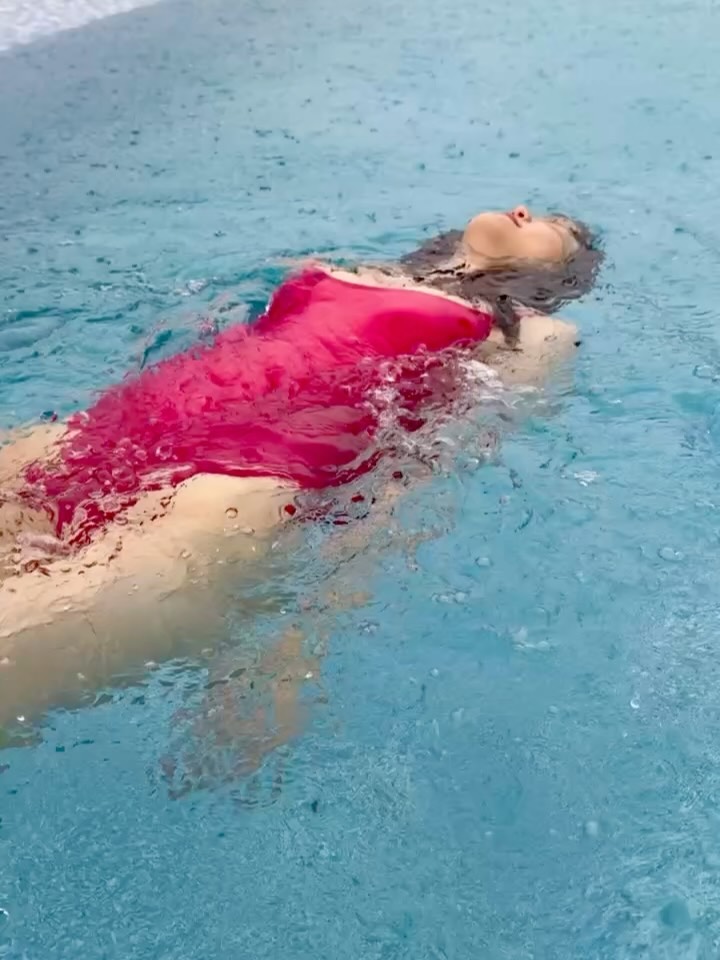 isabelrob_7sve's tweet photo. 👙🌊🏖️🍦 https://t.co/JKJbrXAJpl