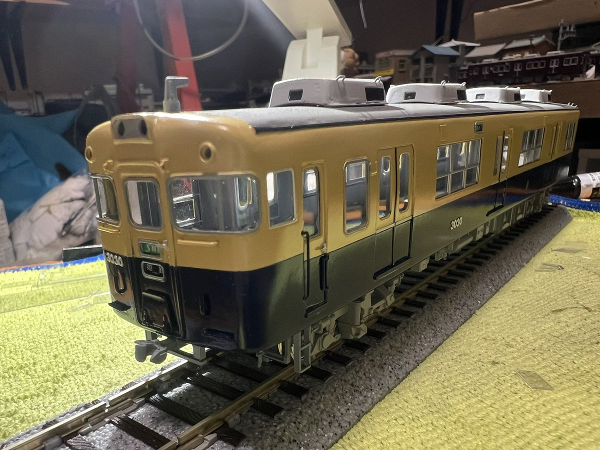 cndgwks's tweet photo. 16番山陽3000系製作記24
おはようございます
今朝は先頭車の前面窓の貼り付けです。パノラミックウインドウなのでキャブロイドを使用しました。 https://t.co/sW8WrTJZoW