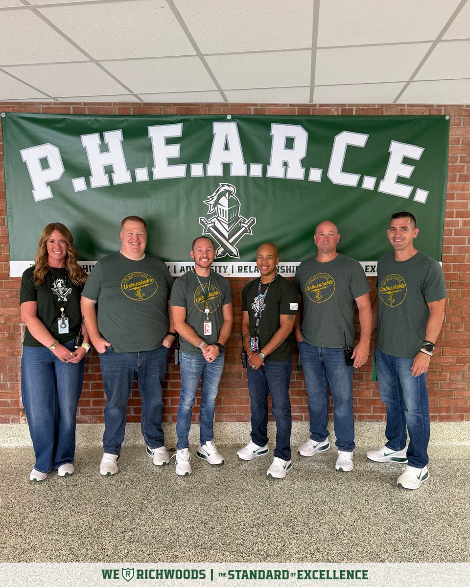 Richwoods_HS's tweet photo. TWIN DAY AT THE CASTLE

#weRrichwoods | #TheStandardOfExcellence https://t.co/tR13G4t5QC