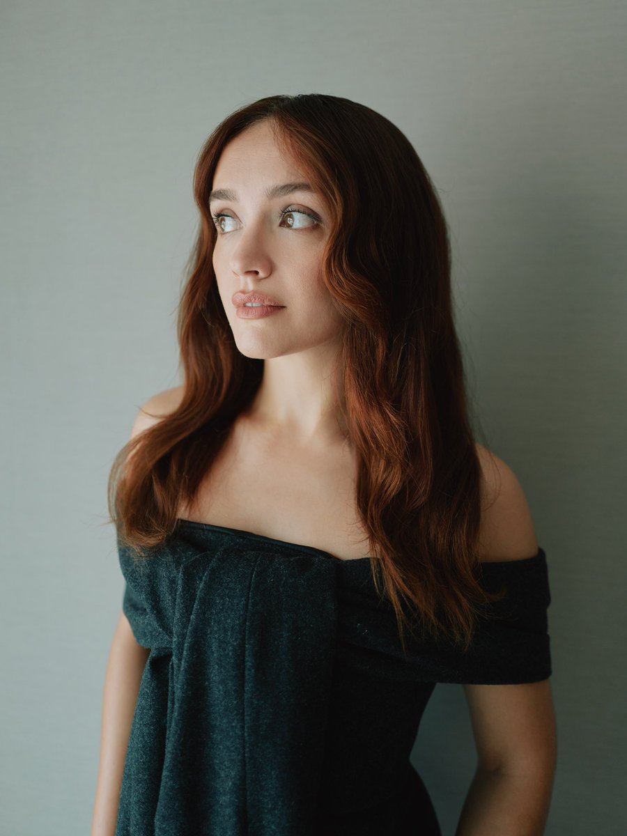thinkercooke's tweet photo. olivia cooke oh my god?? https://t.co/pmaCWn2WVz