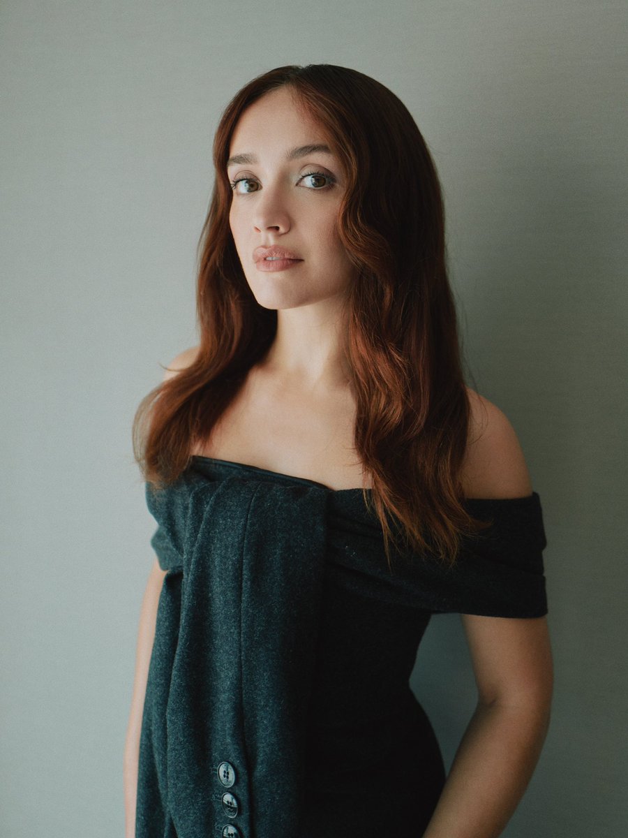 thinkercooke's tweet photo. olivia cooke oh my god?? https://t.co/pmaCWn2WVz