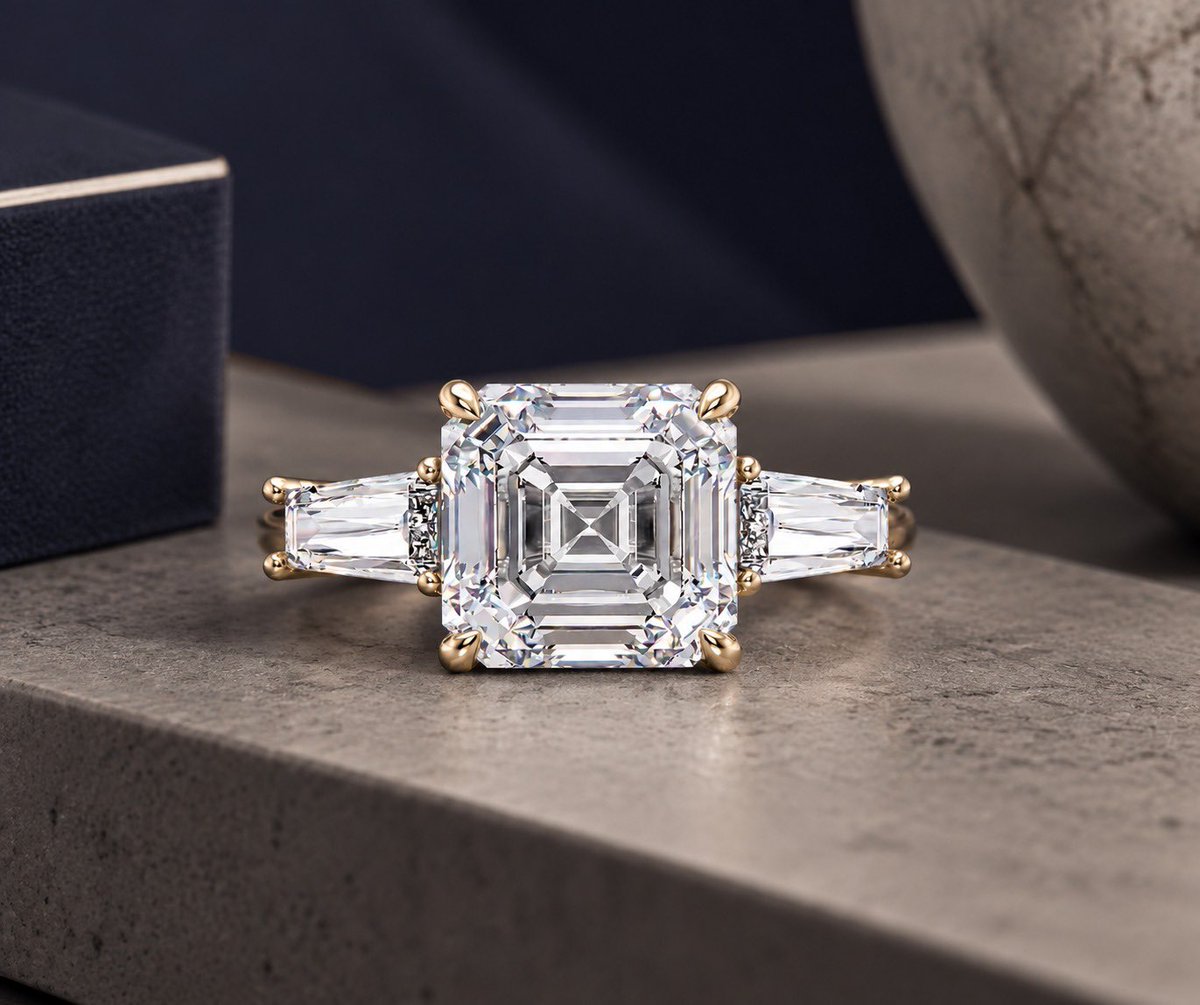 GemScrollyfnn's tweet photo. #EmeraldCutRing #ThreeStoneEngagementRing #EngagementRingsUSA #GemScroll Architectural lines, extraordinary light.
Would this emerald-cut masterpiece be your dream engagement ring? https://t.co/vTHJTKNsNs