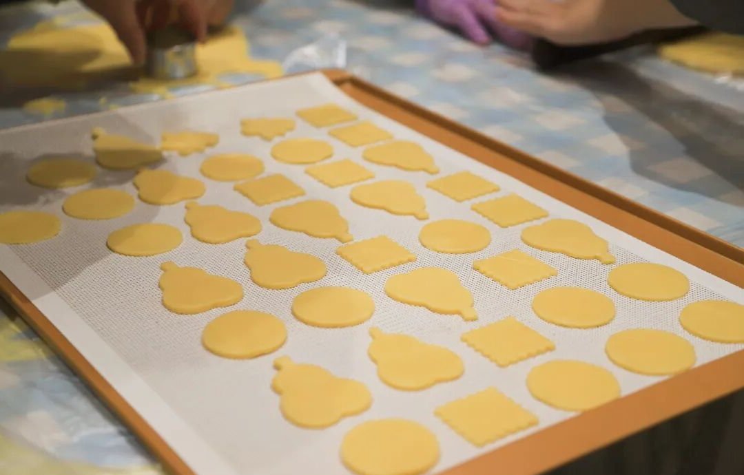 Anifant's tweet photo. Bite into warm homemade cookies fresh from the oven—tiny bits of joy melting on my tongue right now!， https://t.co/zeEloRIV4w