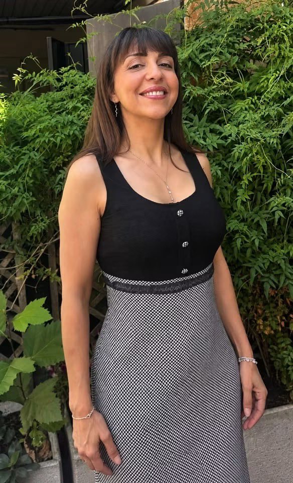 HendaAyari5's tweet photo. Pendant des années, on m’a appris qu’une femme respectable devait se cacher.

Aujourd’hui, je reçois énormément d’insultes sur les réseaux sociaux parce que j’ai décidé de ne plus me cacher. Et plus je publie de photos, plus la haine se déchaîne.

À croire que quelques photos d’une femme libre qui a retiré son voile représentent un véritable danger pour certains esprits tordus.

Dans leur regard, une femme est nue même lorsqu’elle est habillée. Elle devient une prostituée simplement parce qu’elle assume sa féminité, comme aux temps où l’on faisait de la femme une tentatrice, ils finissent presque par voir le diable là où il n’y a qu’une simple femme.

Une robe, mes cheveux libres, un sourire, une femme qui s’assume… et cela suffit à déclencher leur haine.

Mais je sais ce qui les dérange réellement. Ils ne supportent pas de voir une femme qu’ils auraient voulu soumise et voilée devenir libre, s’assumer et leur montrer qu’elle n’a plus peur. Et ce qu’ils  craignent surtout c’est qu’en me voyant, d’autres femmes soumises comprennent qu’elles aussi peuvent briser leurs chaînes et se dévoiler. Ils ont peur que j’influence d’autres femmes pour les pousser à se libérer comme moi alors ils veulent me faire taire et me faire disparaître.

Voilà le véritable danger que représentent mes photos. Elles montrent qu’on peut sortir de l’obscurantisme, refuser la soumission et reprendre sa liberté. Alors qu’ils m’insultent. Qu’ils tentent de m’intimider. Plus ils voudront me faire taire et disparaître, plus je montrerai la femme libre que je suis devenue.

Autrefois, on m’avait appris à avoir honte de ma féminité. Aujourd’hui, je l’assume pleinement.

J’ai passé trop d’années à me cacher. Je ne sacrifierai plus jamais ma liberté pour satisfaire ceux qu’elle dérange.

Vous avez voulu m’effacer. Habituez-vous à me voir.
Vous avez voulu me faire taire. Habituez-vous à m’entendre.

Des photos, des textes, il y en aura d’autres.

C’est aussi ma manière de continuer mon combat et de transmettre à d’autres femmes un message universel. Ne jamais avoir honte d’être une femme, d’être libre, d’être féminine et n’ayez plus peur de refuser le voile et la soumission. 😉🕊️☀️🤍

Henda Ayari