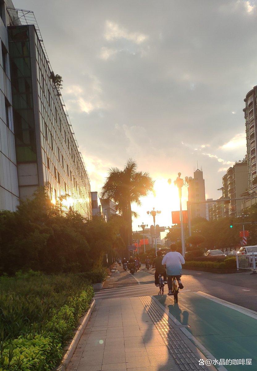 crabt360056's tweet photo. Quick walk through the city, caught this cool sun glow hitting a coffee cart—small moments hit different. https://t.co/f4AawYuZLl