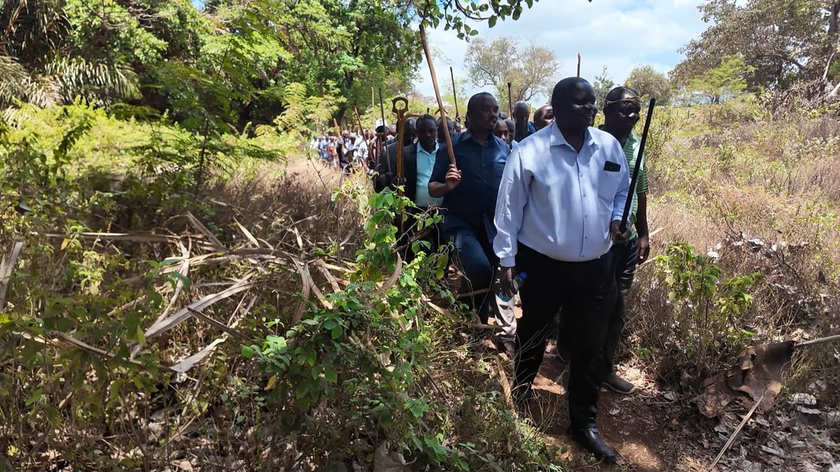 TharakaUni's tweet photo. Tharaka University's new baby Mukothima TVET Centre has received Njuri Ncheke elders' blessings. The institution established to offer tertiary education has big plans as Tharaka University seeks to bring vocational training closer to local communities.

Vice Chancellor/CEO, Prof Peter K. Muriungi, PhD, is upbeat that the Centre is on a growth trajectory of becoming an institution of higher learning. 

Read the full story on our website: https://t.co/uVLqeBS5hb

#TharakaUni #MukothimaCentre #NjuriNcheke #HigherEducation #CommunityDevelopment #YouthEmpowerment #TVET #UniversityExpansion