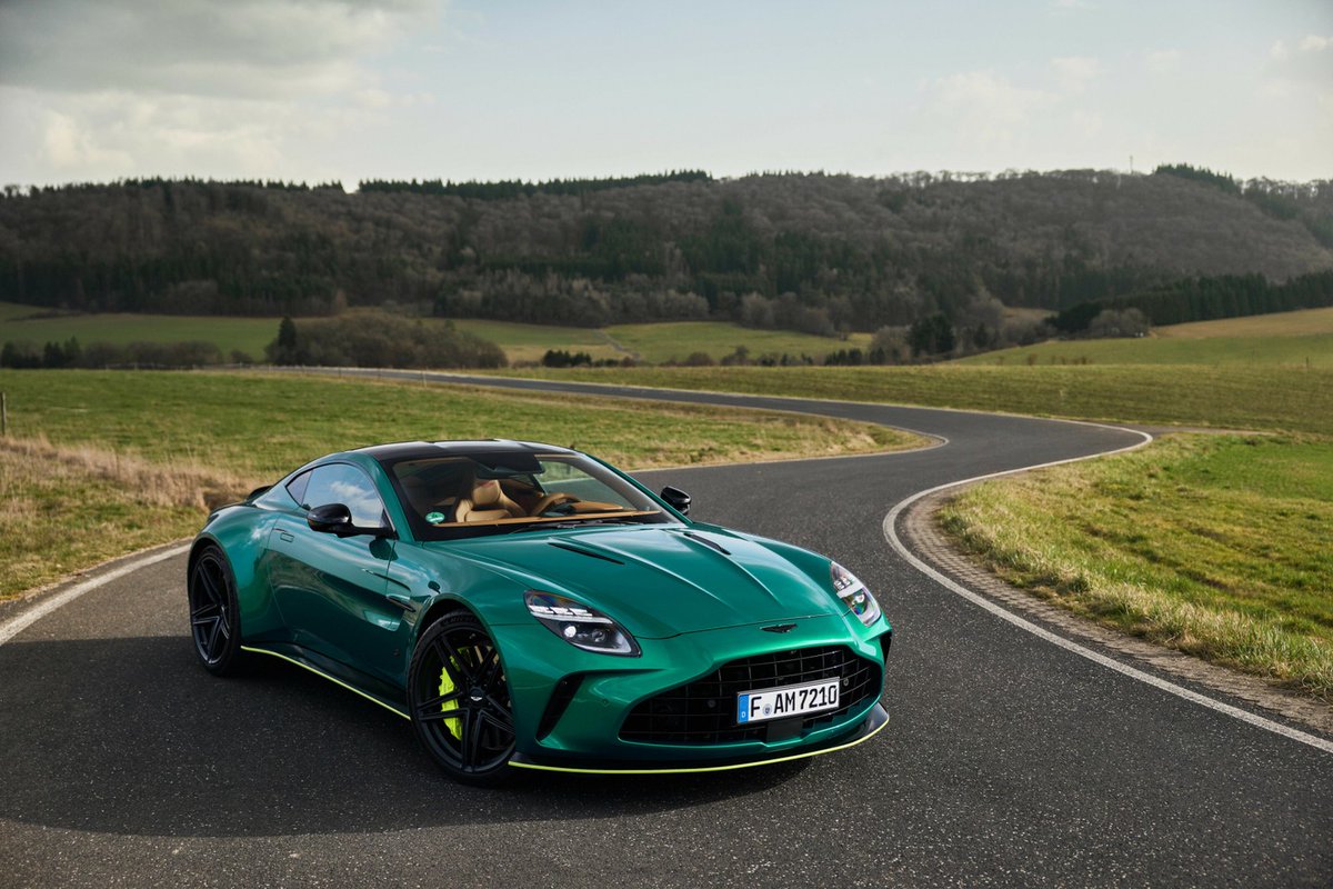 moises_sk8_'s tweet photo. The colour of victory. The shape of obsession. Podium Green on the Vantage S is history in motion. https://t.co/RAkFNiC5LJ