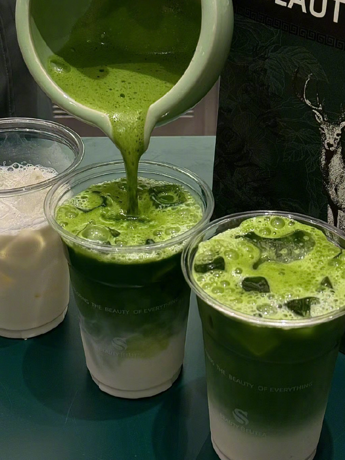 truem122264's tweet photo. [Whip up a creamy iced matcha latte in 2 mins! Mix matcha powder + hot water, add cold milk u0026 ice—perfect pick-me-up for your afternoon slump ]， https://t.co/xALRY6YMzK