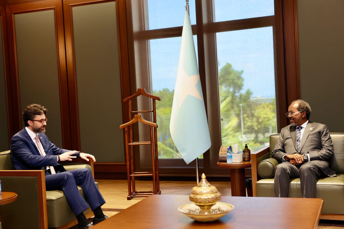 TheVillaSomalia's tweet photo. President @HassanSMohamud received the outgoing Türkiye Ambassador to Somalia, Alper Aktaş, at Villa Somalia Presidential Palace to bid him farewell as he concluded his diplomatic tenure in Somalia.

The President commended Ambassador Aktas for his contribution to strengthening the enduring Somalia–Türkiye strategic partnership.