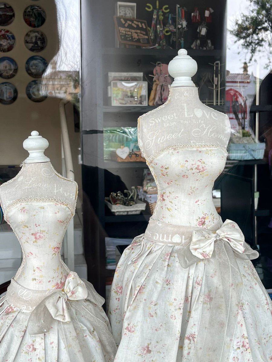 frailbimbo's tweet photo. it's giving two brides 🫠 sayang banget tempatnya tutup jadi cuma bisa liat koleksinya dari luar, padahal gemes gemes banget! https://t.co/bHFv7vYaUN