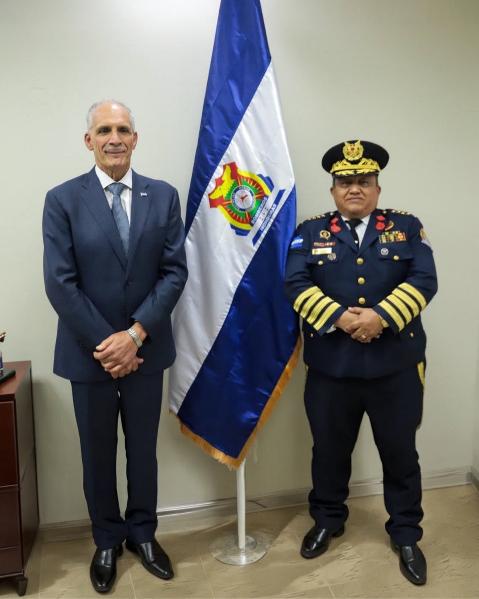 hnpresidencia's tweet photo. En el marco de la celebración del 205 aniversario de la independencia patria, el presidente Nasry Asfura visitó al Benemérito Cuerpo de Bomberos para saludar y agradecer el servicio que presta a la ciudadanía. 

#HondurasNosUne🇭🇳 https://t.co/KBi7pknhqA