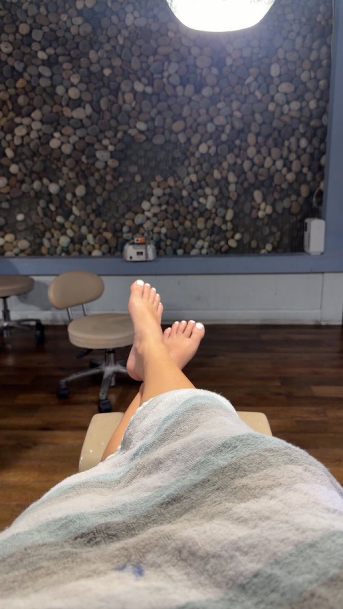 cutechloelol's tweet photo. Reimburse my pedicure https://t.co/6LVHo1TDdL
