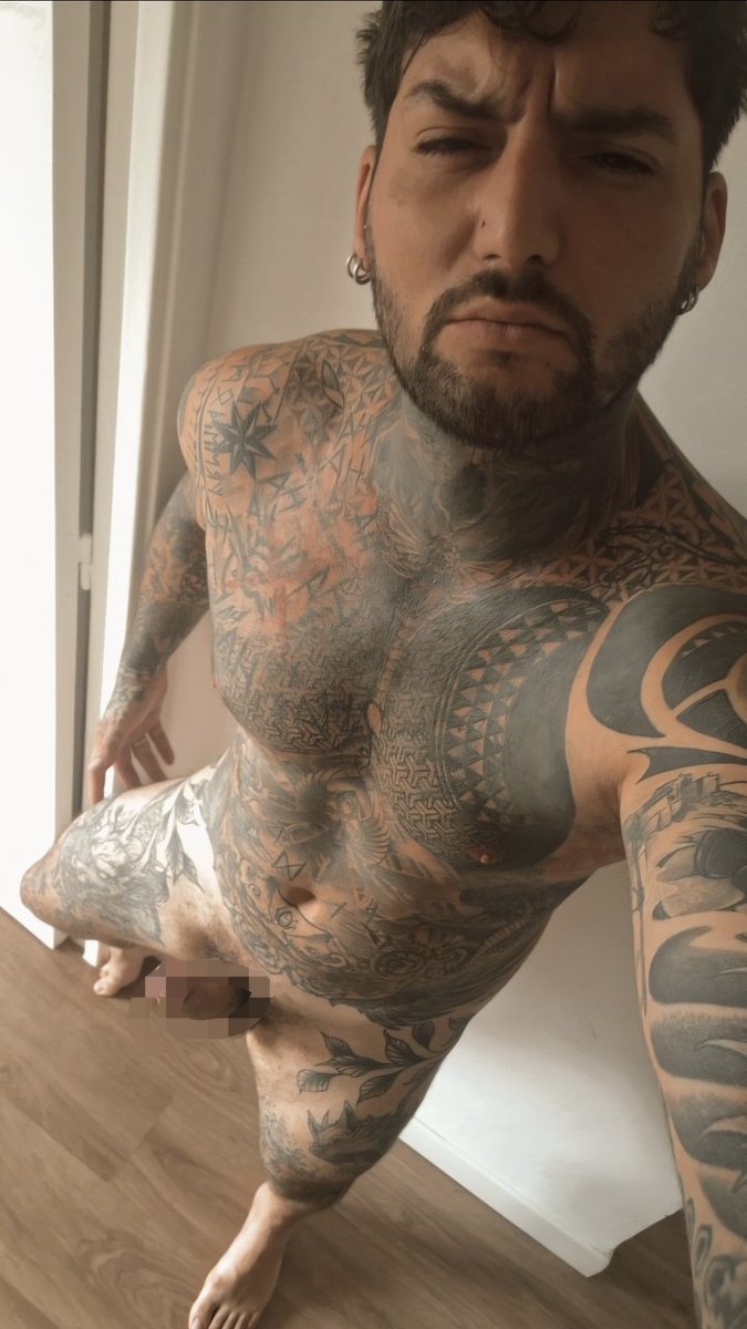 Tony_XKing's tweet photo. A genoux et tout de suite 
RT si tu le ferai avec plaisir https://t.co/f6jHDNocDv #Ink #Selfie #Mym #naked #nude #shirtless #Inked  #selfie #hard https://t.co/LufqzCQgkx