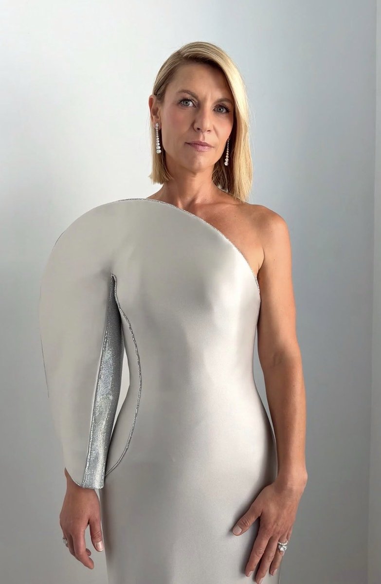 traceymattingly's tweet photo. Claire Danes x Emmy Awards 2026 hair by Peter Butler makeup by Matin #clairedanes #peterbutlerhair #makeupbymatin #traceymattinglyagency https://t.co/NOyzCVziZT