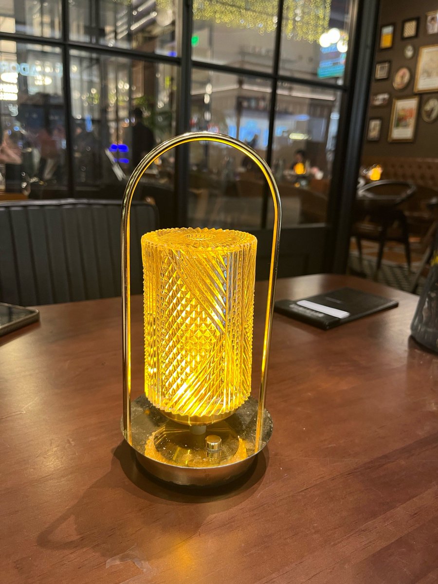 stowu288352's tweet photo. Turn an old mason jar into a cozy desk lamp with just LED strips and hot glue—easy, cheap, and perfect for small spaces! https://t.co/aIMRZRQZXO
