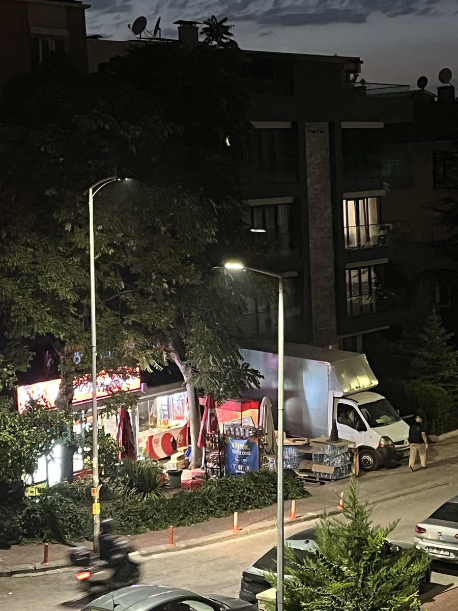 mldalacapinar's tweet photo. Ankara sarı sokak ışıkları demek.Gaziosmanpaşa’da Kennedy Caddesi’nin küçük bir kısmı ve Boğaz Sokak’taki lambalar neden beyaz ışığa çevrildi? Hem görüntü çok kötü hem de ışıklar gözü çok rahatsız ediyor.Neden? Ankara’nın gece dokusuna hiç uymamış.@ankarabbld @cankayabelediye https://t.co/XakTIsTumF