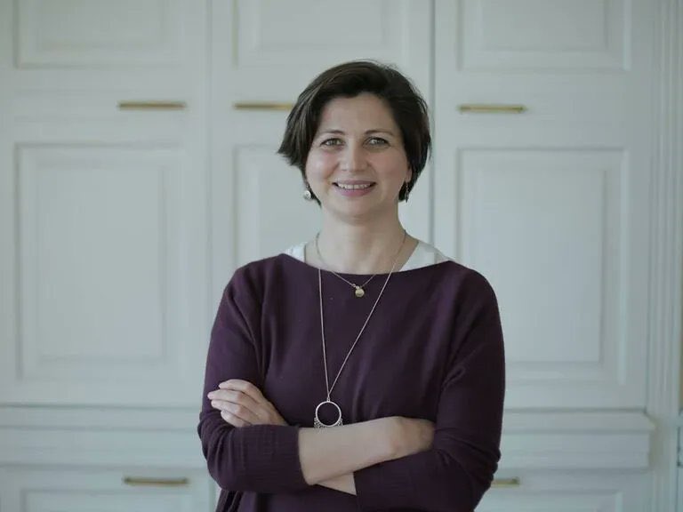 mlsaturkiye's tweet photo. “Ailem Güvende” soruşturması kapsamında 20 kişiyle birlikte tutuklama talebiyle nöbetçi hakimliğe sevk edilen gazeteci Tuğba Tekerek mesaj gönderdi.
Tekerek, dayanışma gösterenlere teşekkür ederken, hakkındaki suçlamaya ilişkin şunları söyledi:

“Ben sadece gazetecilik kapsamında bir haber yaptım. Gerçek er ya da geç ortaya çıkacak. Lütfen daha fazla gecikmesin. Dayanışma mesajları çok kıymetli. Dayanışma gösteren herkese bin teşekkür! Piyango bu kez bana vurdu. 2024’te Gürcistan’a seçim öncesi gitmiş, pekçok mecraya çeşitli haberler yapmıştım. Bu arada KaosGL sitesine de telifli haber yapmıştım. Kendimi polis raporunda KaosGL Instagram yetkilisi olarak buldum! Hiçbir dayanağı olmayan akla ziyan bir suçlama!”