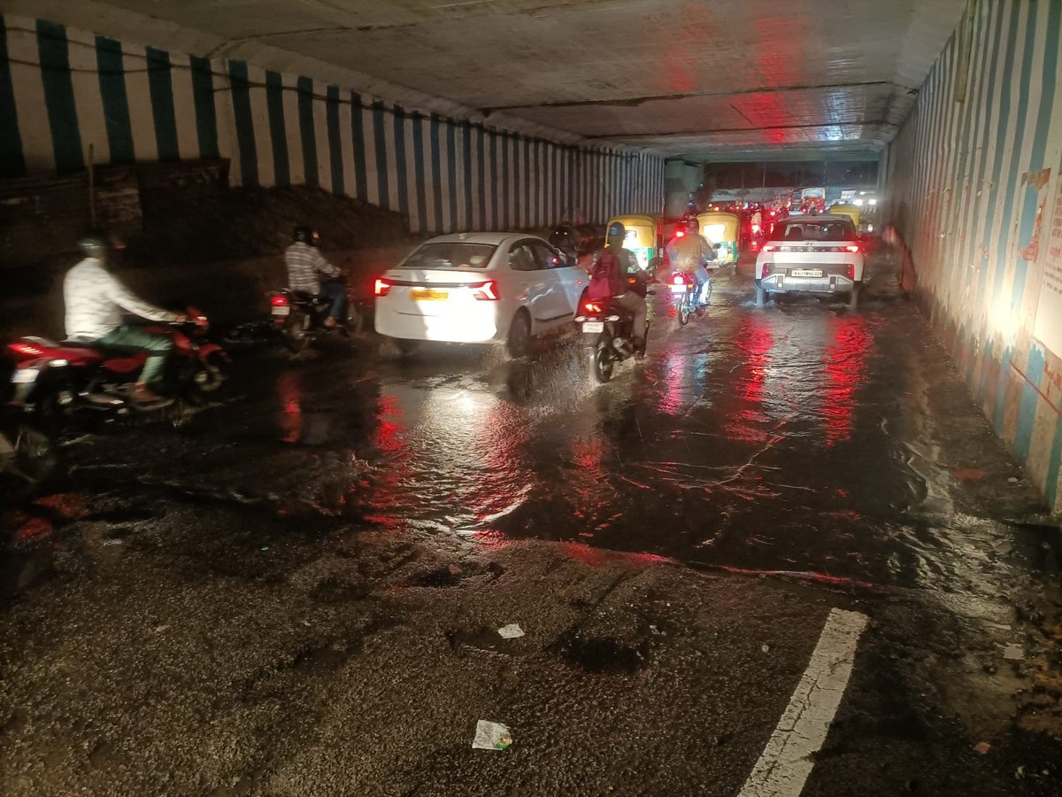 BCCCofficial's tweet photo. ಬೆಂಗಳೂರು ನಗರದಲ್ಲಿ ಸುರಿದ ಮಳೆಯಿಂದಾಗಿ ಓಕಳಿಪುರಂ 8 ಲೇನ್ ಕಾರಿಡಾರ್ ರಸ್ತೆಯಲ್ಲಿ ನೀರು ನಿಲುಗಡೆ ಹಿನ್ನೆಲೆಯಲ್ಲಿ ಕೇಂದ್ರ ನಗರ ಪಾಲಿಕೆ ಸಿಬ್ಬಂದಿ ಸ್ಥಳಕ್ಕೆ ತೆರಳಿ ತಕ್ಷಣ ನೀರು ಚರಂಡಿಗೆ ಹರಿದು ಹೋಗಲು ಕ್ರಮ ವಹಿಸಿದರು
#dkshivakumar #karnataka #bengaluru #WaterloggingResponse #raindisaster https://t.co/LIa0dY8MFu