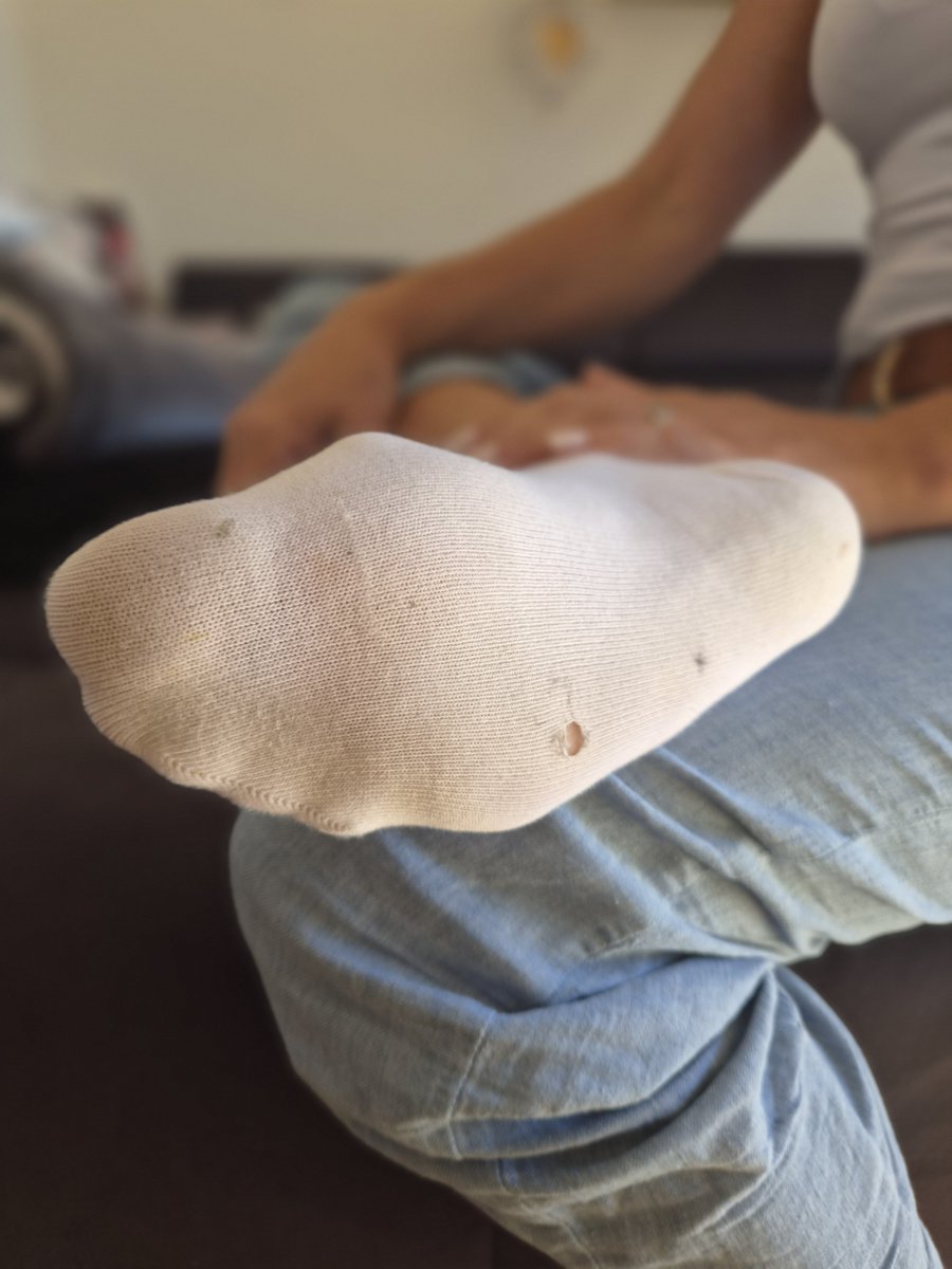 PrincessElla84's tweet photo. Upps... da hab ich wohl ein Loch in meinem Socken.
 Ein perfekter Grund für dich, mir heute den Abend zu versüßen und  mir neue zu besorgen 🧦💸 

@rt_domm  @rtfindom @slavekane https://t.co/jcvhuRJdaO