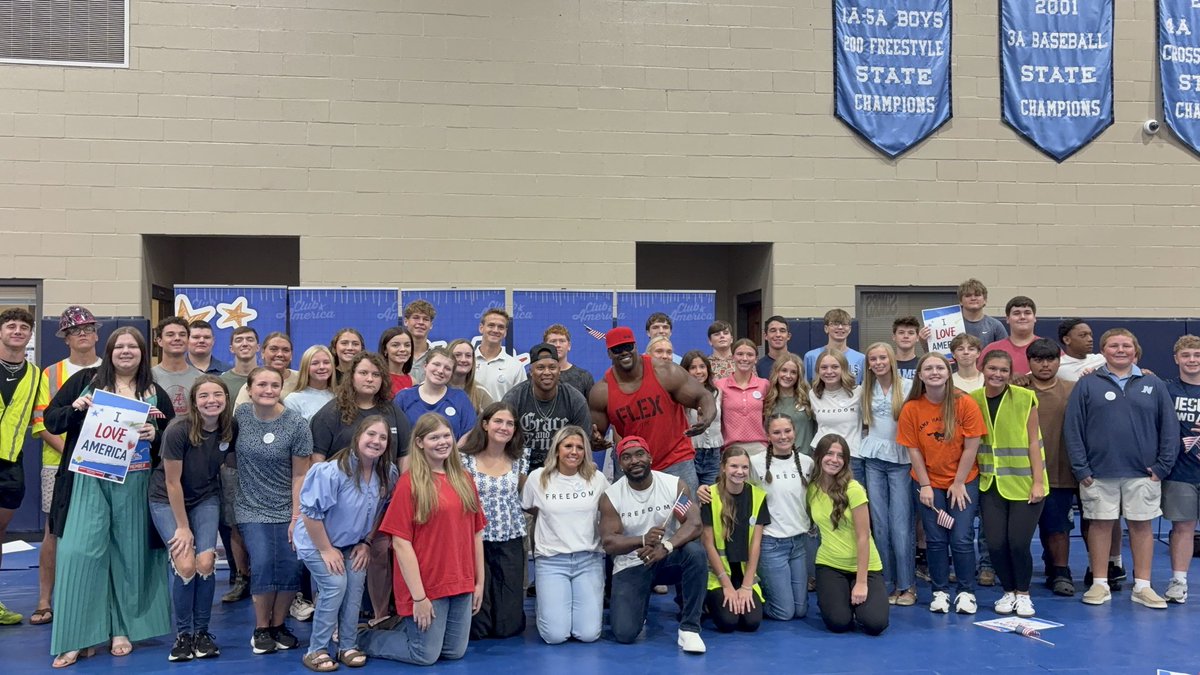 diana_s_here's tweet photo. First assembly of the day in Alabama ⚡️

650 students packed in 🇺🇸

Anthony Watson, Stephen Davis & Topher brought it, and one thing was clear: these students LOVE freedom.

The sweetest moment came at the end, when so many students came forward asking for prayer.

Love for Freedom. Hearts open to Jesus. 

@TPUSA @tpusastudents