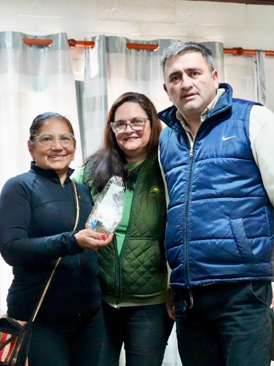 idercorrientes's tweet photo. En Itatí, continuamos con el ciclo de charlas y entrega de semillas del programa Sembrando Futuro. Desde el @CorrientesGob, a través del IDERCOR, brindamos herramientas a vecinos y productores para que puedan desarrollar sus huertas y fortalecer la producción local. https://t.co/rJcjEi5EpX