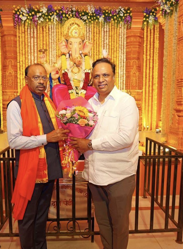 ShelarAshish's tweet photo. राज्याचे महसूलमंत्री चंद्रशेखर बावनकुळे यांनी आमच्या गणरायाचे दर्शन घेतले. यावेळी मंडळामार्फत साकारण्यात आलेल्या श्री सोमनाथ मंदिराच्या प्रतिकृतीचे त्यांनी कौतुक केले.

#GanpatiBappaMorya #Ganeshotsav #GanpatiDarshan #AshishShelar https://t.co/joAWNFVPbR