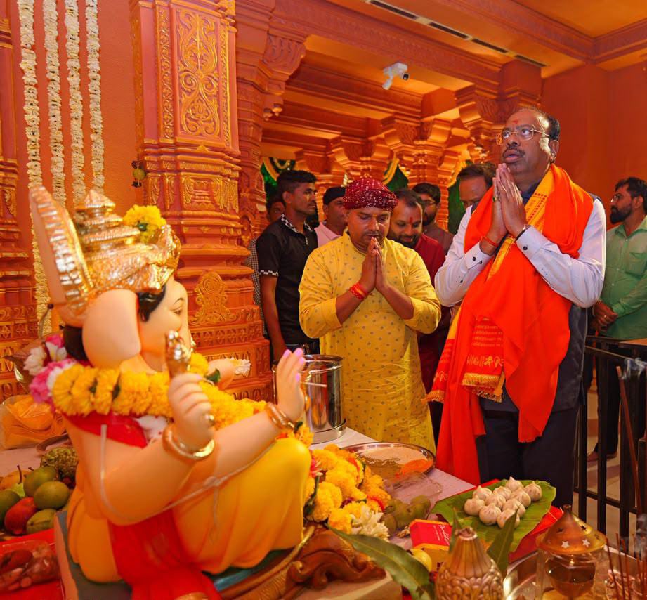 ShelarAshish's tweet photo. राज्याचे महसूलमंत्री चंद्रशेखर बावनकुळे यांनी आमच्या गणरायाचे दर्शन घेतले. यावेळी मंडळामार्फत साकारण्यात आलेल्या श्री सोमनाथ मंदिराच्या प्रतिकृतीचे त्यांनी कौतुक केले.

#GanpatiBappaMorya #Ganeshotsav #GanpatiDarshan #AshishShelar https://t.co/joAWNFVPbR