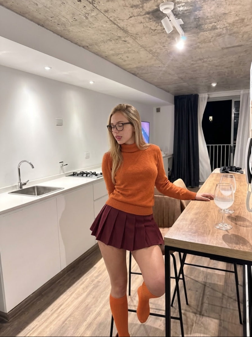 KatieChanwu's tweet photo. Sorry for dressing like this as a 18 y.o https://t.co/sOrlfwUw8H