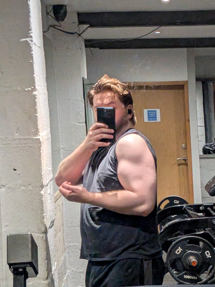 Bernietheburn's tweet photo. My bicep session was so good this morning 🔥🤝 https://t.co/n1lvwRHNqc