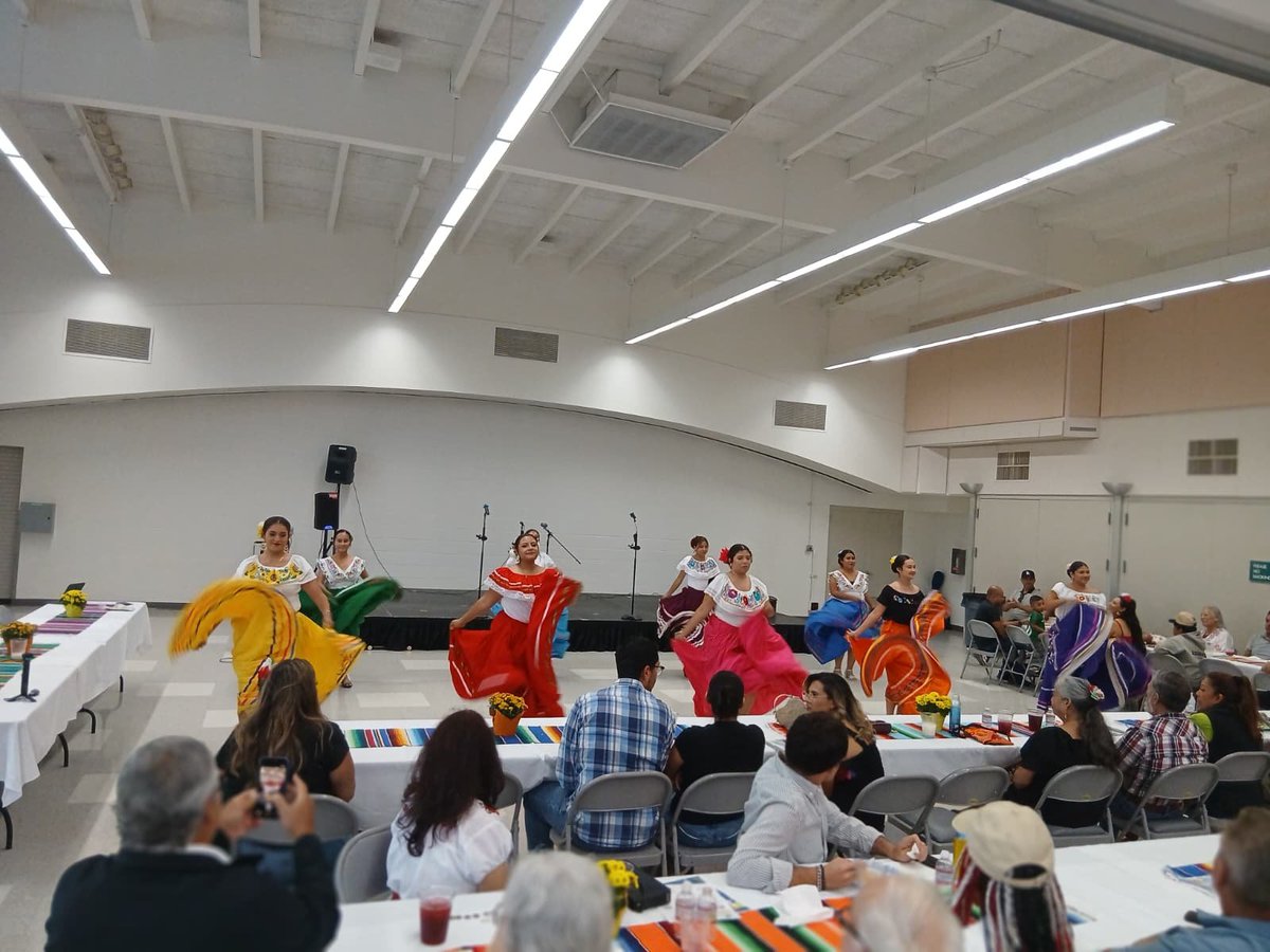 ConsulMexOxn's tweet photo. 🇲🇽🤝🇺🇸 Ayer lunes, en el marco de las #FiestasPatrias2026, el cónsul @Santavelri saludó a autoridades de la ciudad de #PortHueneme durante la celebración de su hermanamiento con #PuertoVallarta, un encuentro de amistad y cercanía que culminó con #ElGrito de ¡#VivaMéxico! 🇲🇽🎉 https://t.co/uT8x3r4zkx