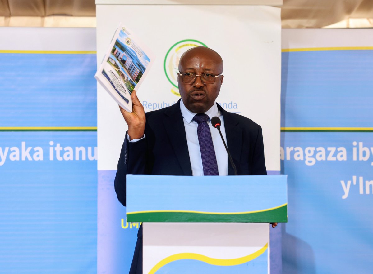 BureraDistrict's tweet photo. Uyu munsi, ku biro by'Akarere habereye igikorwa cyo kugaragaza ibyo Inama Njyanama y'Akarere yagezeho muri manda y'imyaka 5 (2021-2026). Icyo gikorwa cyitabiriwe n'Umunyamabanga wa Leta muri @RwandaICT , @yves_Iradukunda na Guverineri wa @RwandaNorth , @gahundemaurice . https://t.co/7asGMBcQuC