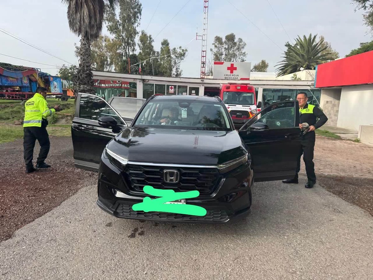 PandaDelAmor22's tweet photo. Esta mañana balearon la camioneta de la alcaldesa de Tecamac, la morenista Rosi Wong.

Fueron agredidos a balazos durante una persecución que culminó en Ojo de Agua, resultando heridos su chofer y su jefe de gabinete. Ella salió ilesa. #PandaNews https://t.co/HCUsizBRkF