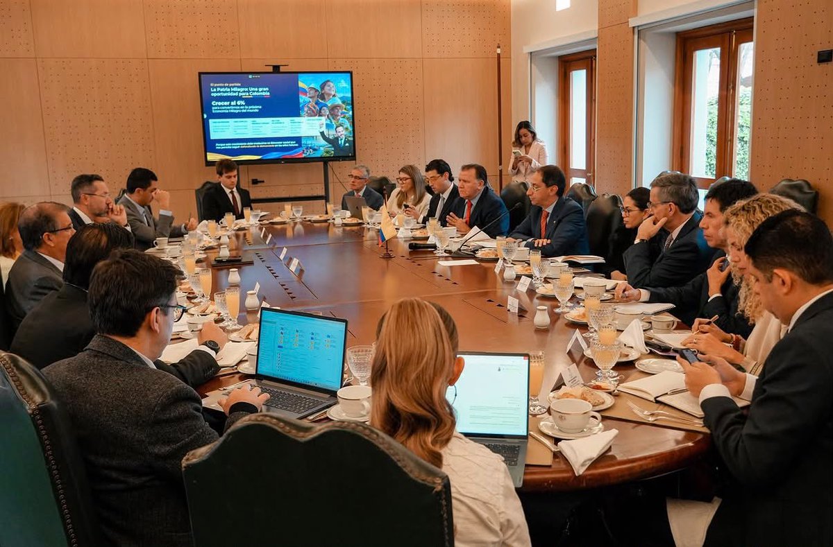 fabio_arjona's tweet photo. Desde @MinAmbienteCo estamos comprometidos con la Misión CREECER. El mensaje de nuestro presidente @ABDELAESPRIELLA y nuestro vicepresidente @jrestrp  es claro: no hay #PatriaMilagro sin una economía que crezca, y para crecer necesitamos destrabar la inversión, generar empleo y recuperar la confianza.

Por eso, el ambiente no puede ser visto como un obstáculo para el desarrollo, sino como una condición para que el desarrollo sea posible, sostenible y duradero y eso es lo que buscamos con la #AgendaABC.

Desde el primer día trabajamos para que el sector ambiental sea un habilitador del crecimiento: agilizando y digitalizando procesos, dando mayor certeza a los proyectos, fortaleciendo el monitoreo y la participación, e impulsando nuevas oportunidades en bioeconomía, restauración, economía azul y mercados de carbono y biodiversidad. 

Estamos pasando del desarrollo sostenible al desarrollo regenerativo: crecer mientras aumentamos el capital natural de Colombia. Esa es nuestra contribución a CREECER y a la construcción de una Colombia con más inversión, más empleo y más oportunidades para sus regiones.