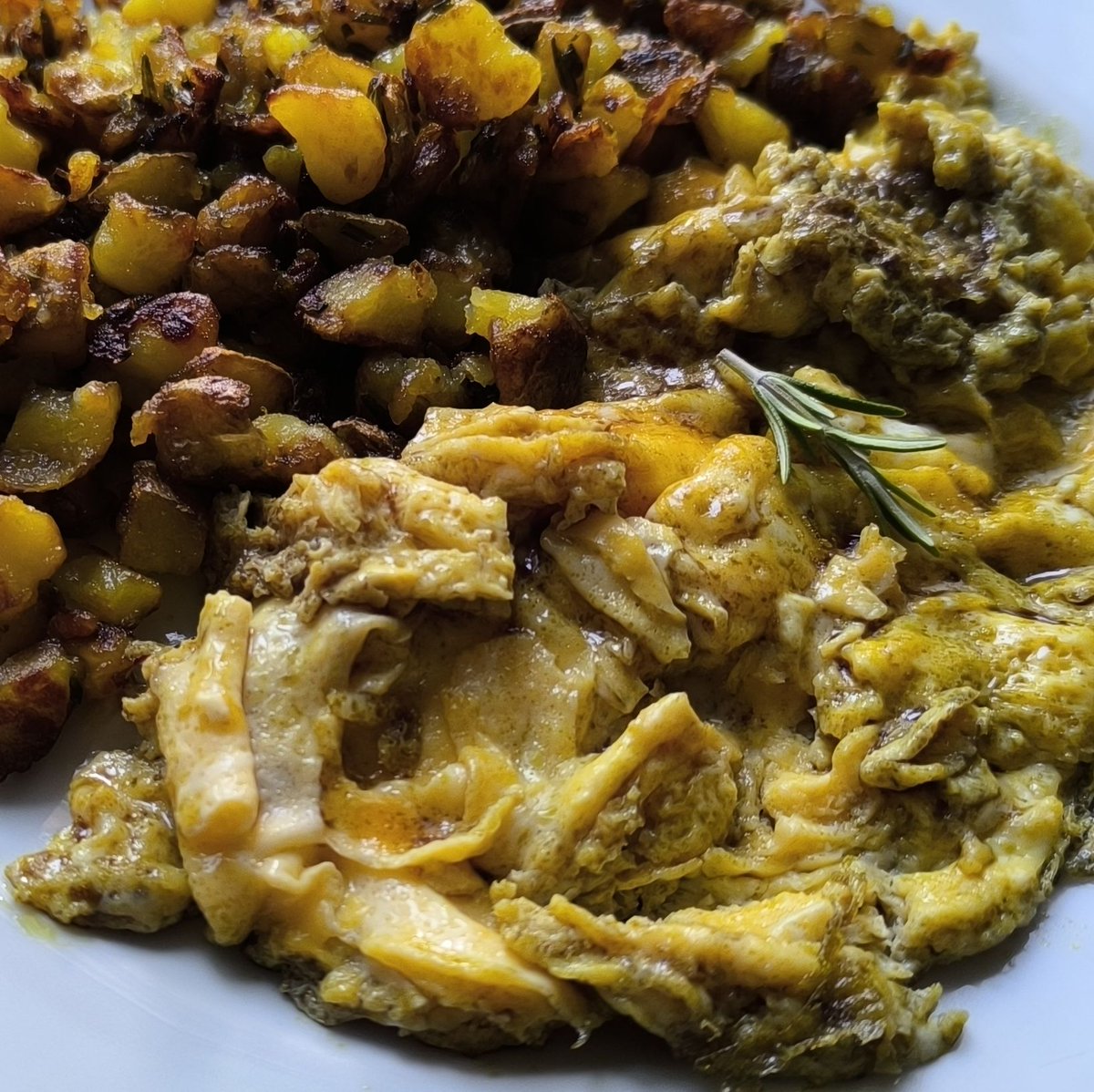 MikeKocht's tweet photo. Eine einfache #Eierspeise (aka #Rührei) wird durch steirischen #Kürbiskernöl zur Delikatesse.
Knusprige #Erdäpfel (#Kartoffel) mit #Rosmarin sorgen für den "Crunch"
Geschmack muss nicht immer viel Aufwand (&amp; Kosten) erfordern

https://t.co/ORiSWrBiat https://t.co/H8usDxKaVe